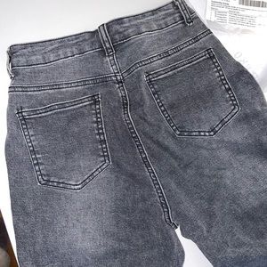 High rise jeans with ripped ankles